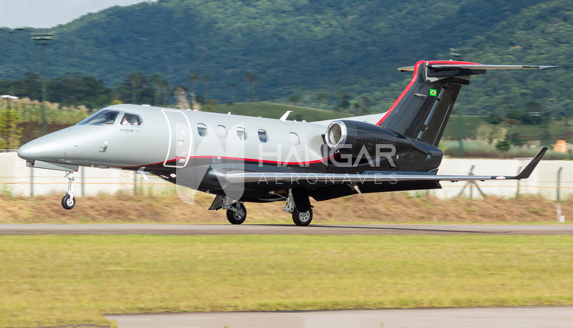 Phenom 300 foto 1